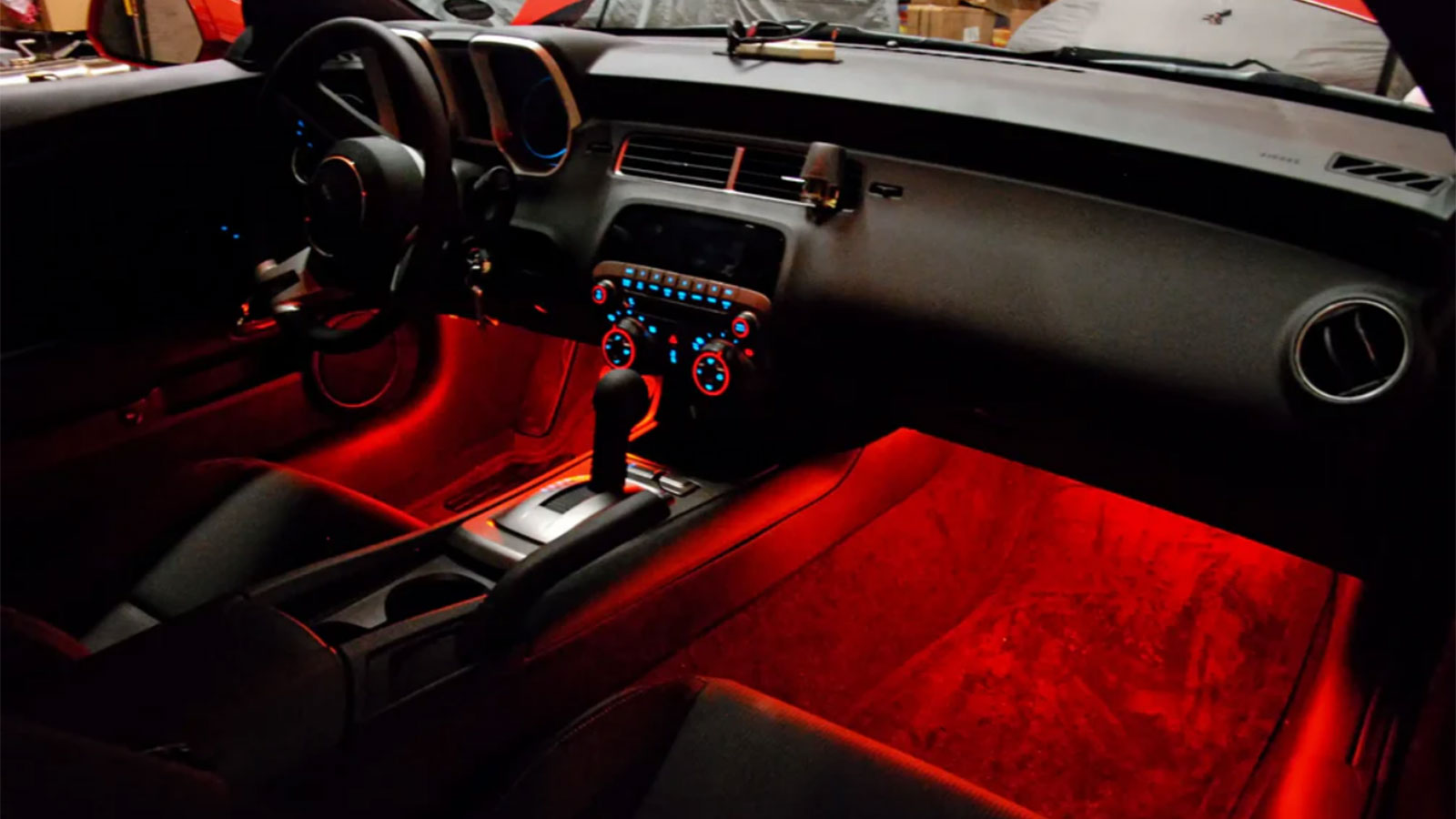 Δημιουργείται premium αισθητική και ένα πιο προσωπικό περιβάλλον μέσα στο αυτοκίνητο.